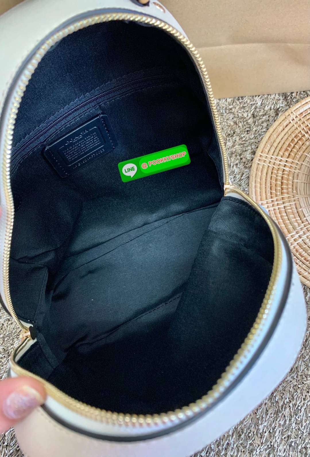 COACH JORDYN BACKPACK ((C2732//76623)) 🌹🌹ไม่มียังไงไหว ต้องบอกว่าน้องสวยมากๆค่า! กระเป๋าสะพายหลังแบบมีหูหิ้ว หนังแแท้ ลายหนังสวยน่าใช้มากค่ะ ด้านหน้ามีช่องซิปใส่มือถือหรือของจุกจิกลงไปได้ค่ะ เปิด-ปิดกระเป๋าแบบซิปคู่ห้อยหนัง ภายในกว้างใส่สั