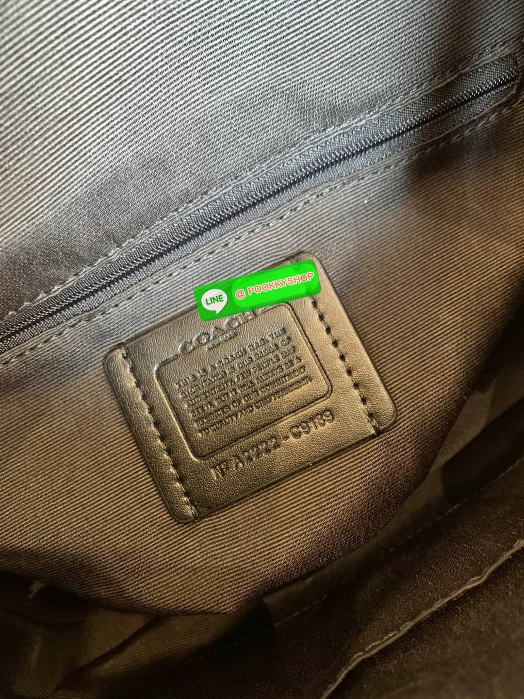 COACH JULES HOBO BAG ((C9189//9190)) 🌍พร้อมส่งที่ไทย! ต้องบอกก่อนว่าหนังรุ่นนี้อย่างดี นิ่มมากๆ สัมผัสแล้วรู้สึกละมุน กับกระเป๋าใบใหญ่ ทรงสวย เปิดปิดกระเป๋าแบบซิปมีหนังห้อยเพิ่มความเก๋ตรงหัวซิปค่ะ ภายในกระเป๋ากว้างมาก ใส่สัมภาระได้ครบครัน หายห่วงเ