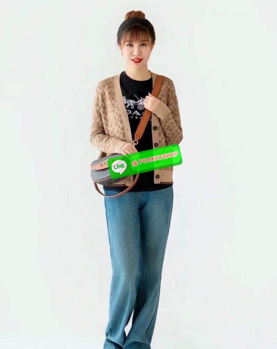 “Elegance in motion.” Coach CR512 Harley Crossbody – กระเป๋าสะพายข้างที่ผสานความหรูหราและความคลาสสิกได้อย่างลงตัว วัสดุคุณภาพเยี่ยม ผสมผสานระหว่างผ้าแคนวาสเคลือบลายซิกเนเจอร์และหนังเรียบ ลาย Horse and Carriage ที่ด้านหน้า เพิ่มความน่ารักและโดดเด่น เหมาะสำ