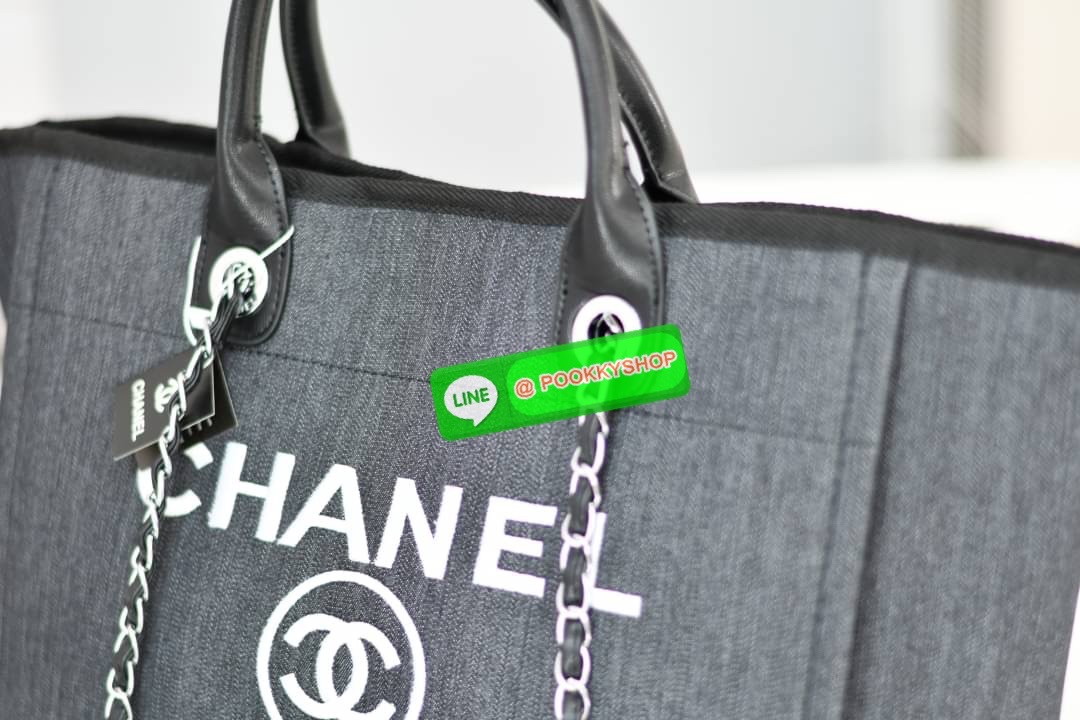 premium gift Chanel Tote canvas จากแบรนด์ Chanel กระเป๋าสะพาย Chanel Tote canvas โลโก้ปักกระเป๋าทรง Tote ผ้า canvas เนื้อหนาอย่างดีมีซับใน ด้านหน้าปักโลโก้ไข่มุกแบรนด์หรู หูจับมี 2 แบบคือ แบบสายหนัง และ โซ่ สามารถสะพายไหล่ได้คะ ใบใหญุจุของคุ้ม แต่น้ำหนักเ