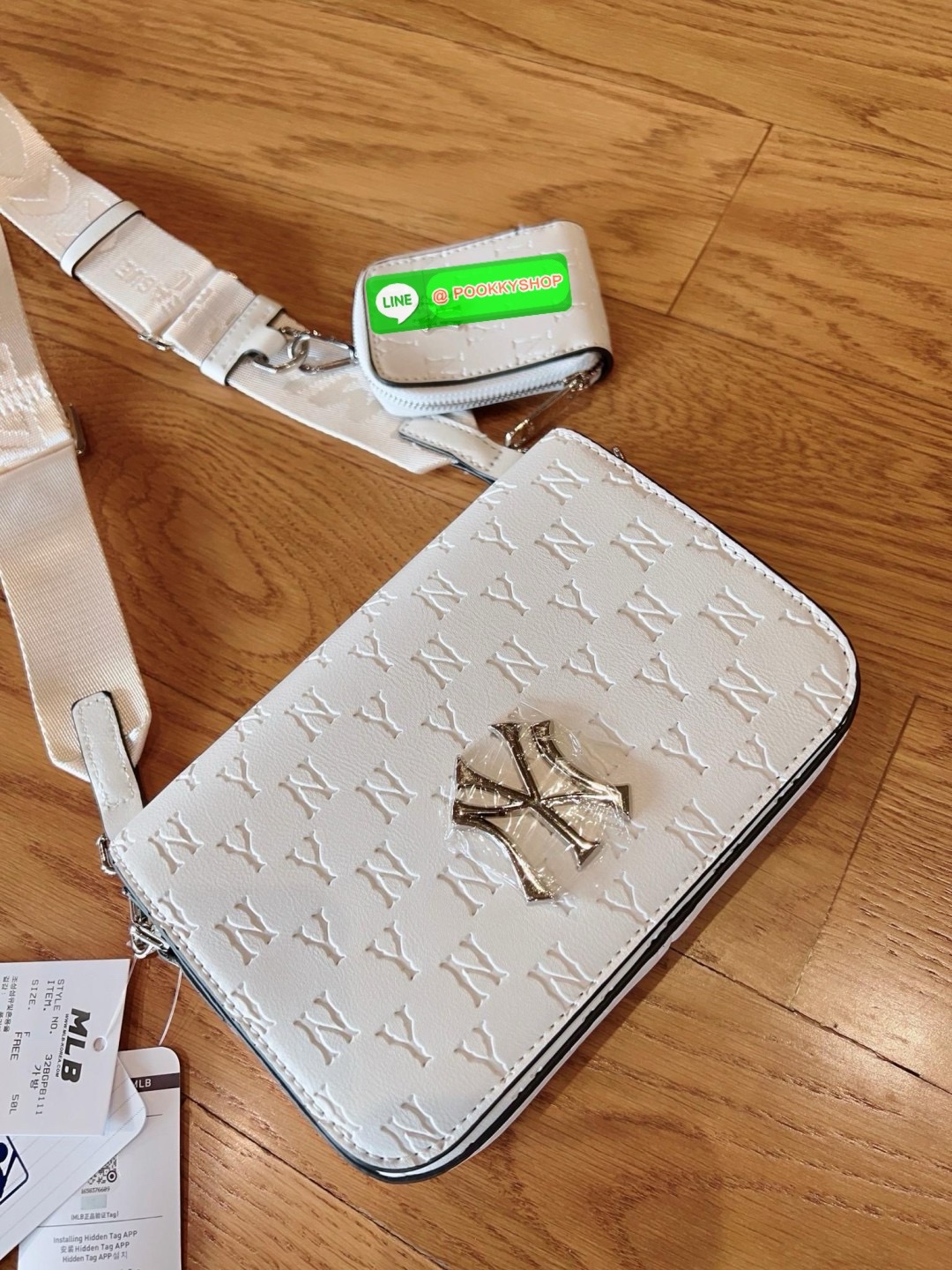 NEW IN! ใบจริงน้องสวยมากๆ คุ้มแก่การมีติดตัว! MLB MONOGRAM EMBO CROSS BAG 💌พร้อมส่ง! ใครมีแล้วหรือจะมีเพิ่มหรือซื้อเป็นของขวัญให้เพื่อนๆรุ่นนี้ไม่ทำให้ผิดหวังค่ะ หนังแท้อย่างดี ปั้มลายแบรนด์ทั้งใบ