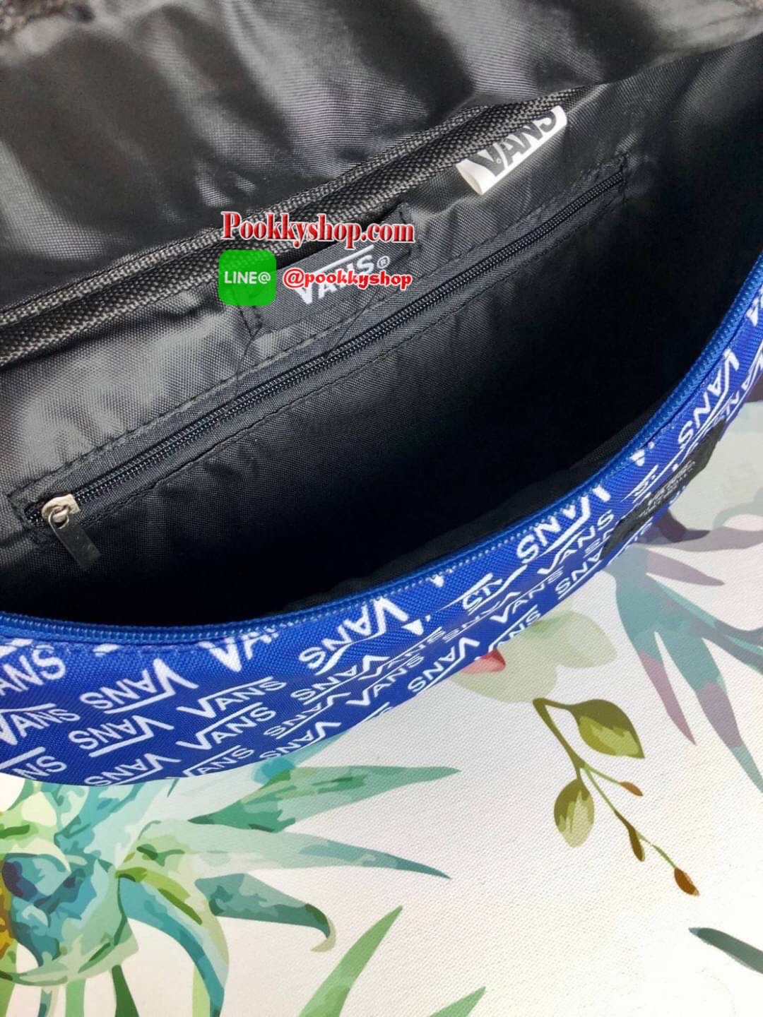 New! กระเป๋าสไตล์คาดอกจาก Vans วัสดุโพลีเอสเตอร์กันน้ำได้เล็กน้อย ทำลวดลายโลโก้แบรนด์ทั้งใบ เปิดปิดแบบซิปที่ด้านหน้า ด้านในมีช้องซิปเล็กให้ 1 ช่อง สามารถใส่กระเป๋าเงินใบยาวและiPhone plus ได้สบายๆค่ะ สายคาดอกปรับสายได้ตามต้องการ มีทั้งหมด 4 สีให้เลือกค่า