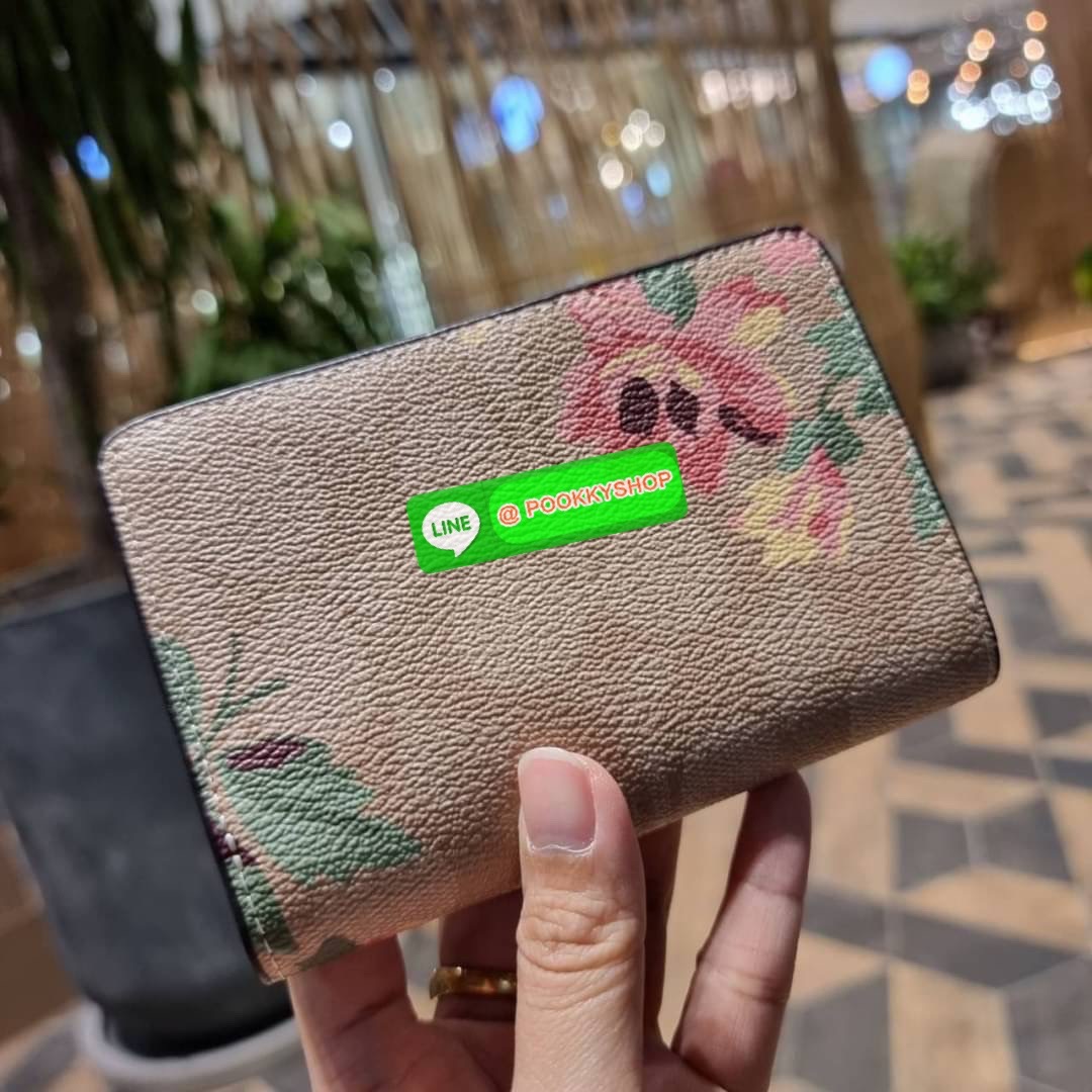 COACH F73374 MEDIUM CORNER ZIP WALLET IN SIGNATURE CANVAS WITH LILLY PRINT สายคุณหนูต้องมาแล้วน้า!! ลายใหม่ล่าสุด!! ดอกลิลลี่มุ้งมิ้ง หวานๆไปอีก กระเป๋าสตางค์ใบกลาง 👛 ขนาดกำลังเหมาะมือ วัสดุหนังแคนวาสเคลือบลาย ดูแลรักษาง่าย มีช่องใส่บัตรและธนบัตรค