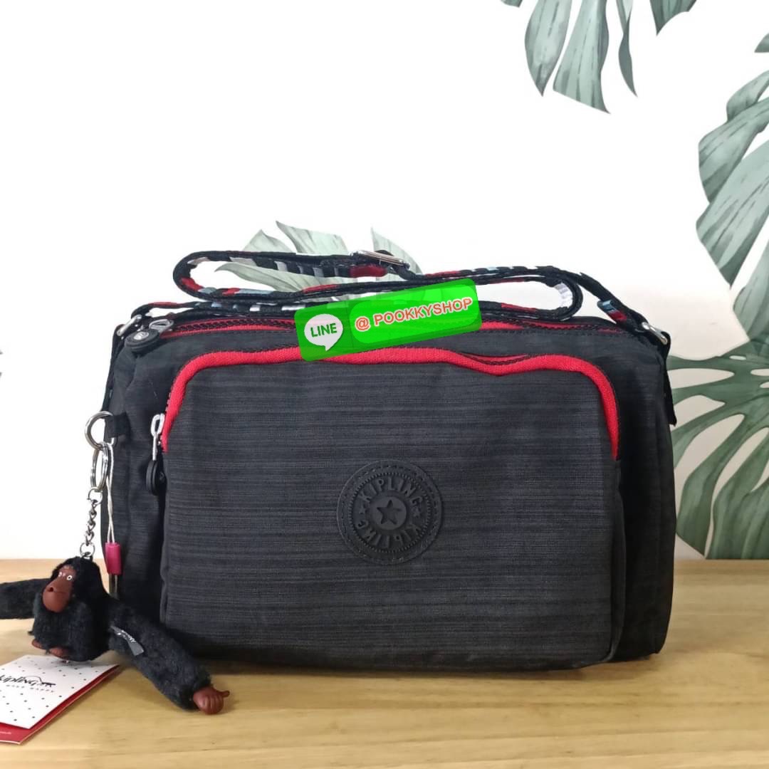 KIPLING RETH CROSSBODY BAG ซับในตาราง วัสดุ Nylon +polyester กระเป๋าสะพายข้างหรือ สะพาย Crossbody ได้ ช่องหน้าเปิด-ปิด ด้วยซิป พร้อมช่องแยกบ่อยด้านข้าง ช่องหลัก 2 ช่อง ด้านในโล่งกว้าง สามารถจุสัมภาระได้เยอะ พร้อมช่องซิปหลัง สายสะพายปรับระดับสั้น-ยาว ได้ f