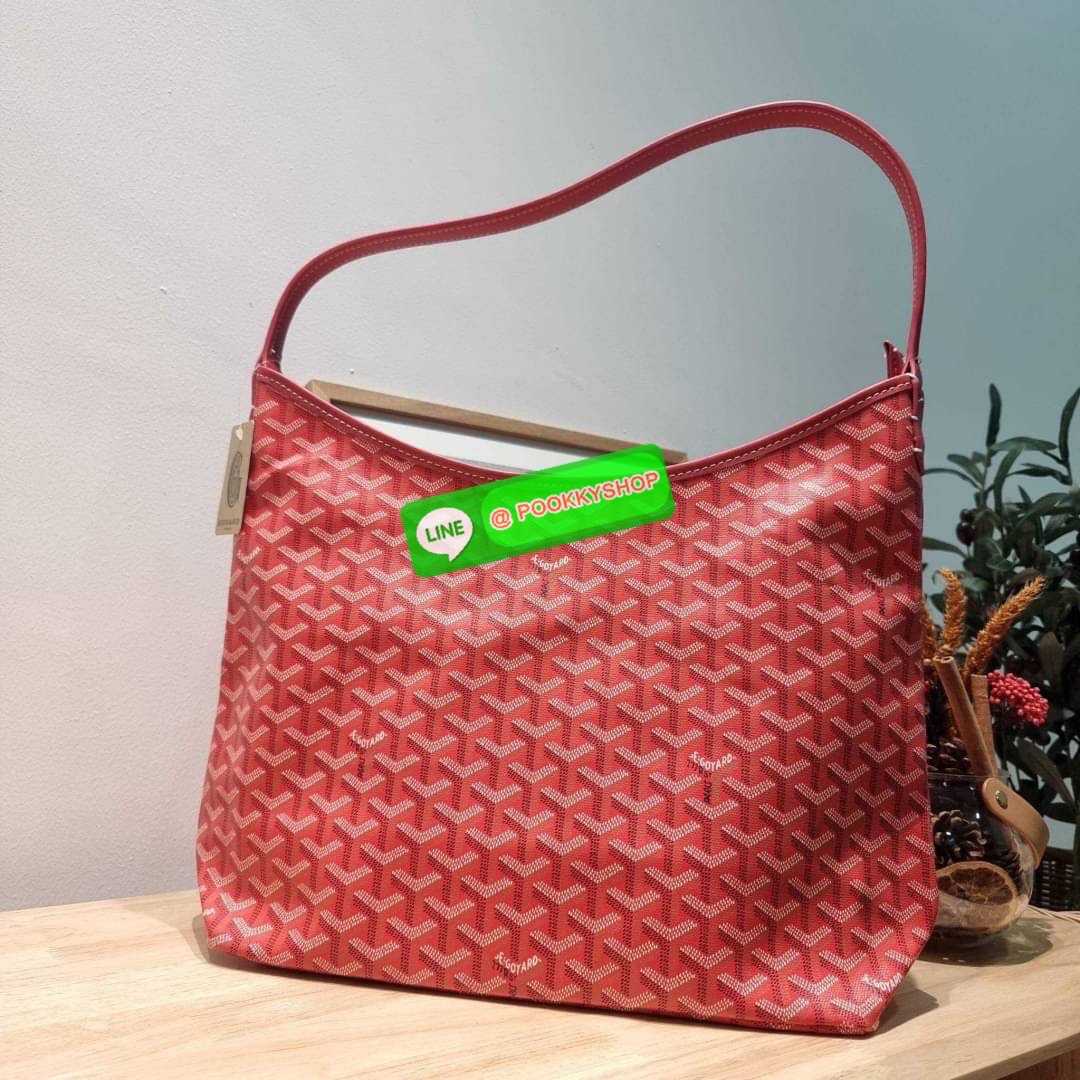 GOYARD BOHEME HOBO BAG ใหม่สุดคุ้ม กับกระเป๋าสะพายทรงโฮโบ ใบใหญ่จุใจ!! มาครบสีขายดี เลิศทุกสี รูปทรงคลาสสิค ดีไซน์เป็นเอกลักษณ์ วัสดุหนังแคนวาสพิมพ์ลายสวยคม ปากกระเป๋ามีซิปเปิด-ปิดกันของหล่นได้ ภายในโล่งกว้างมาก มาพร้อมสายคล้องในตัว ทนทาน สะพายสวยๆได้ทุกว