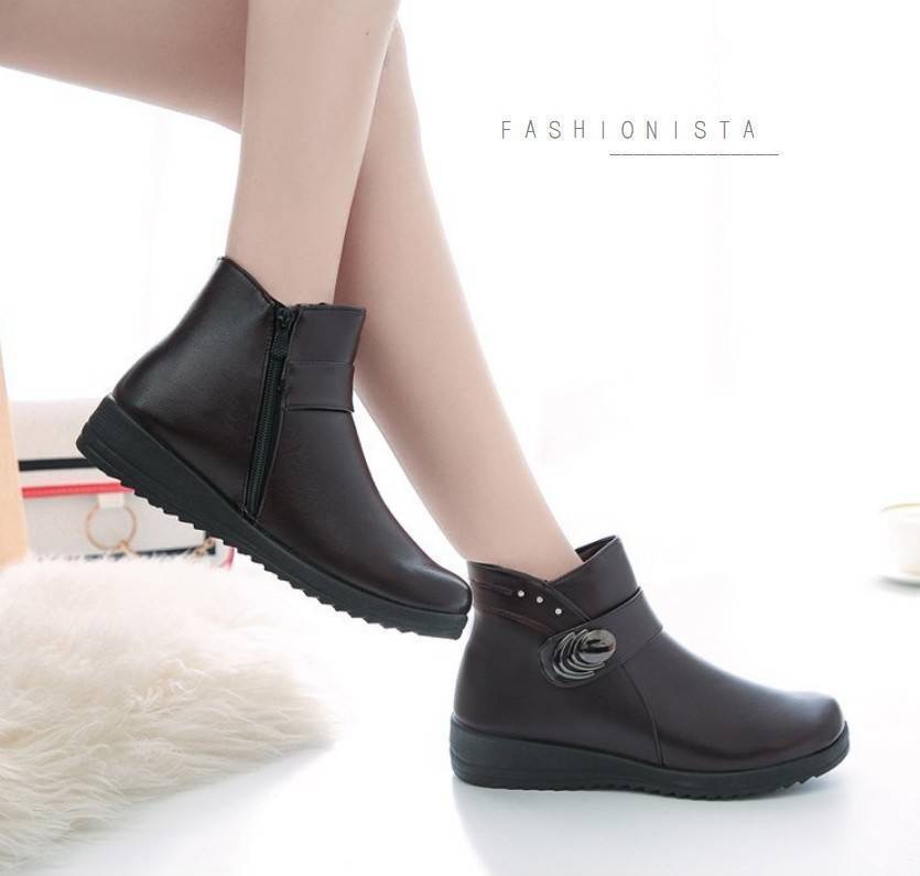 สินค้ามาใหม่พร้อมส่งค่ะ!! Item นุ่มๆอุ่นสบายถนอมเท้า รองเท้าบู้ทสั้นหุ้มข้อ วัสดุ pu คุณภาพดี เนื้อหนานุ่มมากสวยขึ้นทรง พื้น 3.5 c.m. มีซิปถอดใส่ง่าย เพิ่มดีเทลตกแต่งอะไหล่ด้านข้างสวยเก๋สะดุดตา ภายในรองเท้าบุขนนุ่มมากก พื้นรองเท้าเป็นยางพารายึดเกาะดีเยี่ย