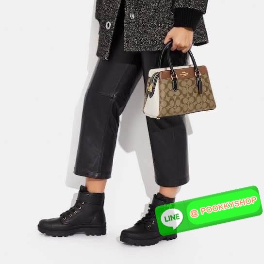 COACH MINI DARCIE CARRYALL IN BLOCKED SIGNATURE CANVAS (CH287) 👜คอลเลคชั่นใหม่สุดปัง ลุคคุณนายจะถือหรือสะพายข้างก็เริ่ดคะ รูปทรงถังไซส์เล็กวัสดุแคนวาสตัดหนังแท้ สายสะพายข้างถอดออกได้ มีหูหิ้วในตัว ภายในเป็นช่องโล่ง กว้างมีช่องแบ่งสัดส่วนใส่ของได้ค