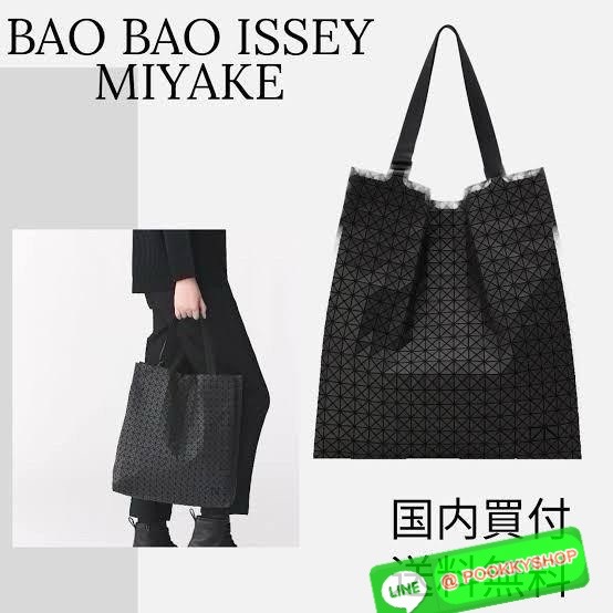 Baobao Issey Miyake Cart S geometric tote bag รูปทรงที่สร้างขึ้นโดยบังเอิญ' เสื้อผ้าที่มีโครงสร้างและได้รับการออกแบบทางวิศวกรรมอันเป็นเอกลักษณ์ของแบรนด์ ส่งต่อไปยังเครื่องประดับที่น่าประทับใจและไร้กาลเวลาเหล่านี้ กระเป๋าโท้ต Cart ประดิษฐ์ขึ้นจากการตั