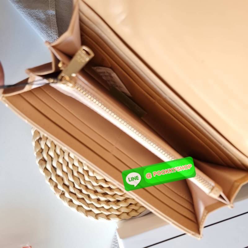 กระเป๋าสตางค์ Lyn ใบยาวแบบฝาพับ รุ่นนี้มองแล้วละมุนมากค่ะ ใบยาวขนาดกำลังดี โทนสีดูอบอุ่นด้วย ใส่บัตรใส่แบงค์ใส่เหรียญ ได้ครบ ใครกำลังเล็งหาของขวัญของฝาก หรือมองหากระเป๋าใบใหม่ แนะนำเลยจ้า