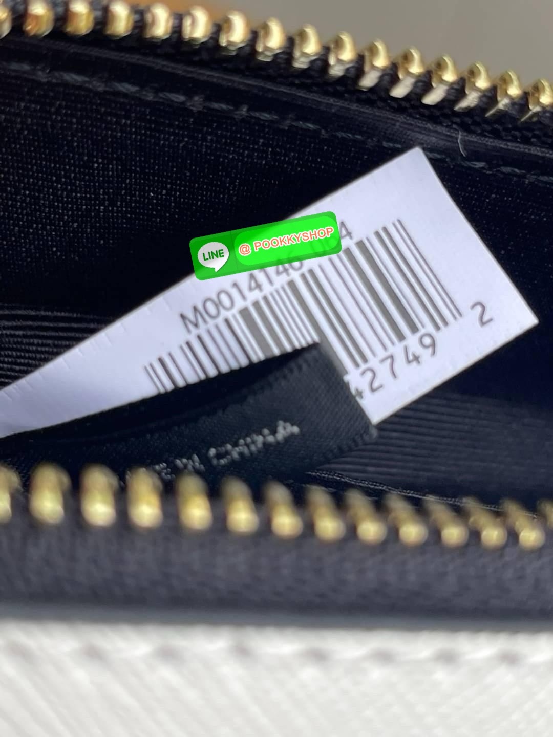 Marc Jacobs Snapshot Bag กระเป๋าแบรนด์ดังจากสัญชาติอเมริกัน นับได้ว่ารุ่นนี้เป็นรุ่นทรงฮิตของ marc jacobs เลยทีเดียว โดยด้านหน้ากระเป๋าจะเป็นโลโก้แบบโลหะที่เป็นสัญลักษณ์ของแบรนด์นี้ มาพร้อมสายสะพายที่จะสะพายยังไงก็ดูโดดเด่น เพราะขนาดใหญ่ที่สกรีนตัวอักษร m