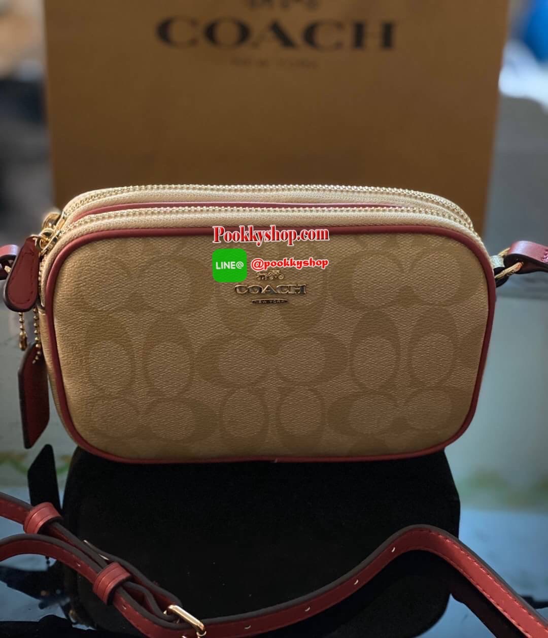 กระเป๋าสะพาย COACH เปิด - ปิดกระเป๋าด้วยซิป มีช่องใส่ของ 2 ช่องใหญ่ ด้านในมีช่องใส่ของ 1 ช่อง