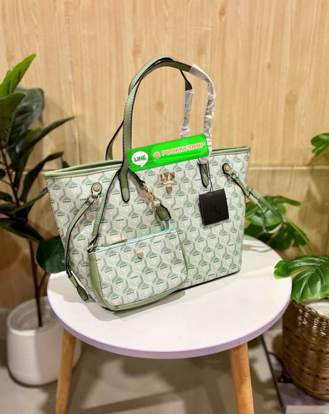 Lyn สะพายข้าง ทรงช็อปปิ้ง ใบใหญ่ใส่ของได้เยอะ มาพร้อมใบลูก 1 ใบนะคะ โทนสีพาสเทล น่ารักน่าใช้มากค่า