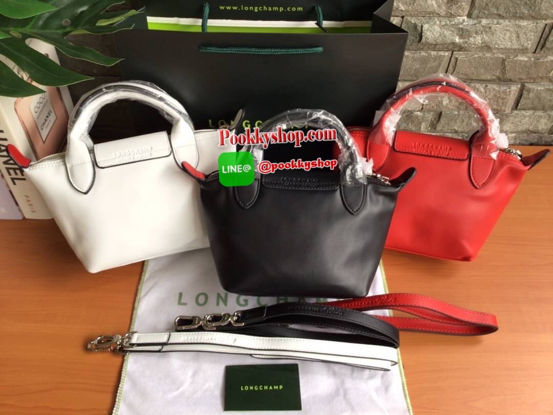 🚚 พร้อมส่ง 🚚 LONGCHAMP X POKE’MON TOP HANDLE BAG XS ขนาด มินิ รุ่น 1500 Collection LE PLIAGE CUIR Fall/ Winter เรียบหรูอย่างฝรั่งเศสกับความน่ารักคาวาอิแบบญี่ปุ่นมาผสม ซึ่งจะเป็นการนำเอาลวดลายพิคาชูมารังสรรค์ลงในกระเป๋าสุดคลาสสิกของแบรนด์ ก