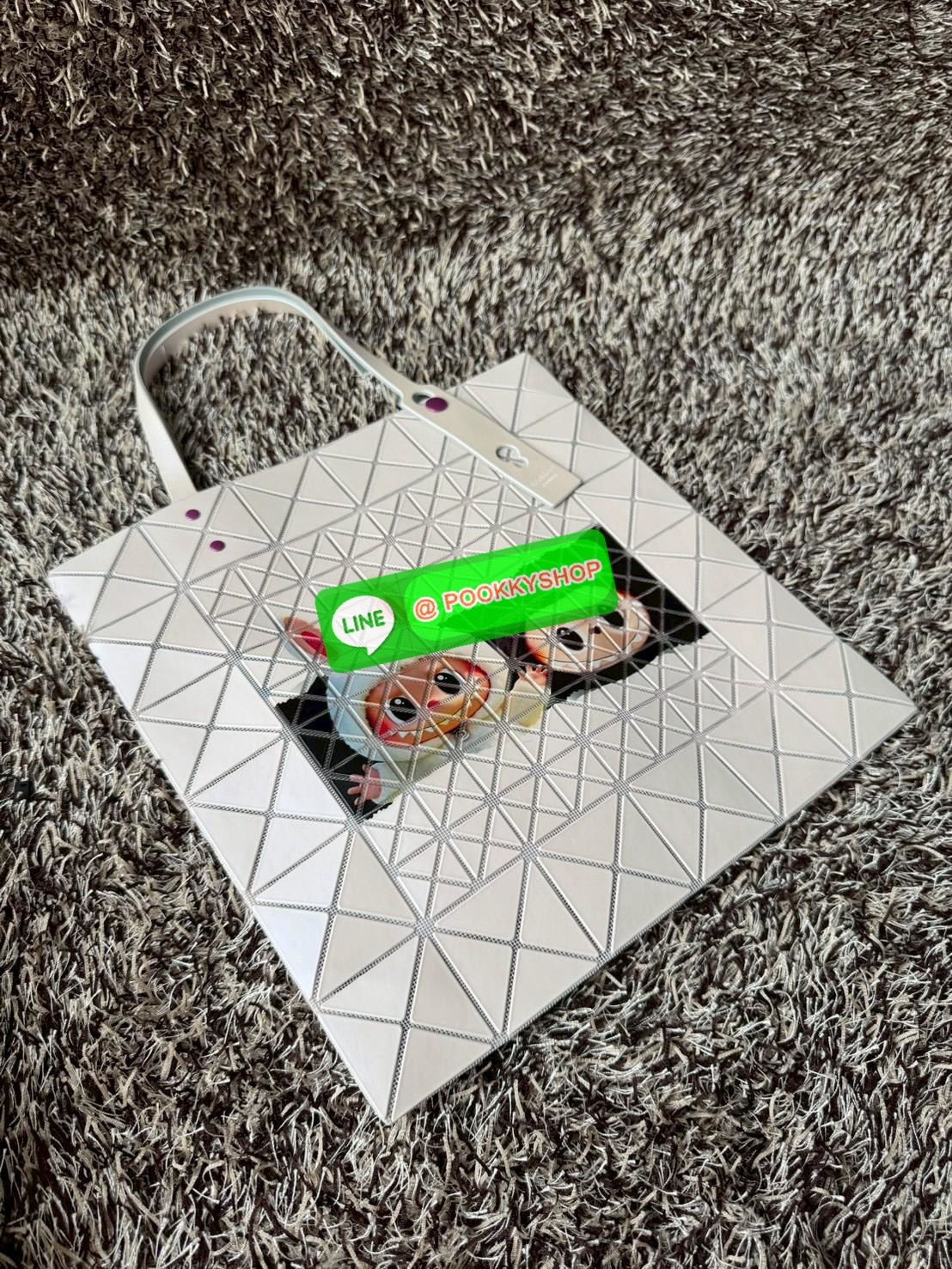 Baobao Issey Miyake x Labubu tote bag อีกหนึ่งซีรีย์สุดลิมิเตทที่น่าสะสม กำลังเป็นกระแสสำหรับ Labubu อาร์ตทอยชื่อดังที่ทุกคนรู้จัก นำมาผสมผสานให้เป็นกระเป๋าทรง tote bag ที่เหมาะกับการใช้งานในชีวิตประจำวัน ด้วยขนาด13นิ้ว ทำให้ใส่สิ่งของได้ครบครัน รวมถึงเอก