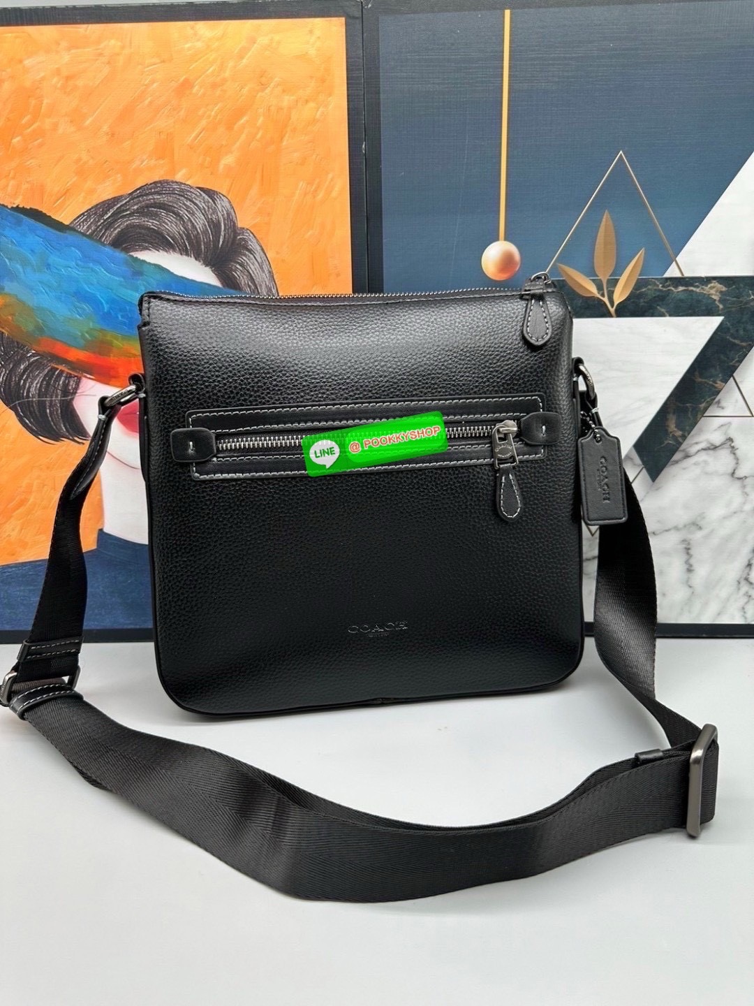 🎒 Coach CR747 – Houston Flight Bag in Signature Canvas เท่ เนี้ยบ พร้อมลุยในทุกวัน กับทรง Messenger ที่ใช้งานง่ายที่สุด 🖤 รุ่นนี้เท่มาก! สะพายแล้วหล่อขึ้นอีก 3 ระดับ Coach CR747 – Houston Flight Bag รุ่นขายดีสาย Messenger สะพายข้างได้พอดีต