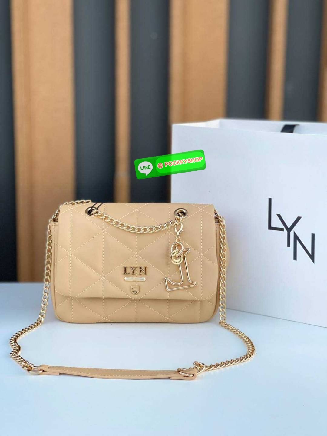 Lyn ลายตารางสุดฮิต หนังนิ่ม ตั้งอยู่ทรง ประดับพวงกุญแจรูปตัว L เปิดปิดด้วยกระดุมแม่เหล็ก สะดวกใช้