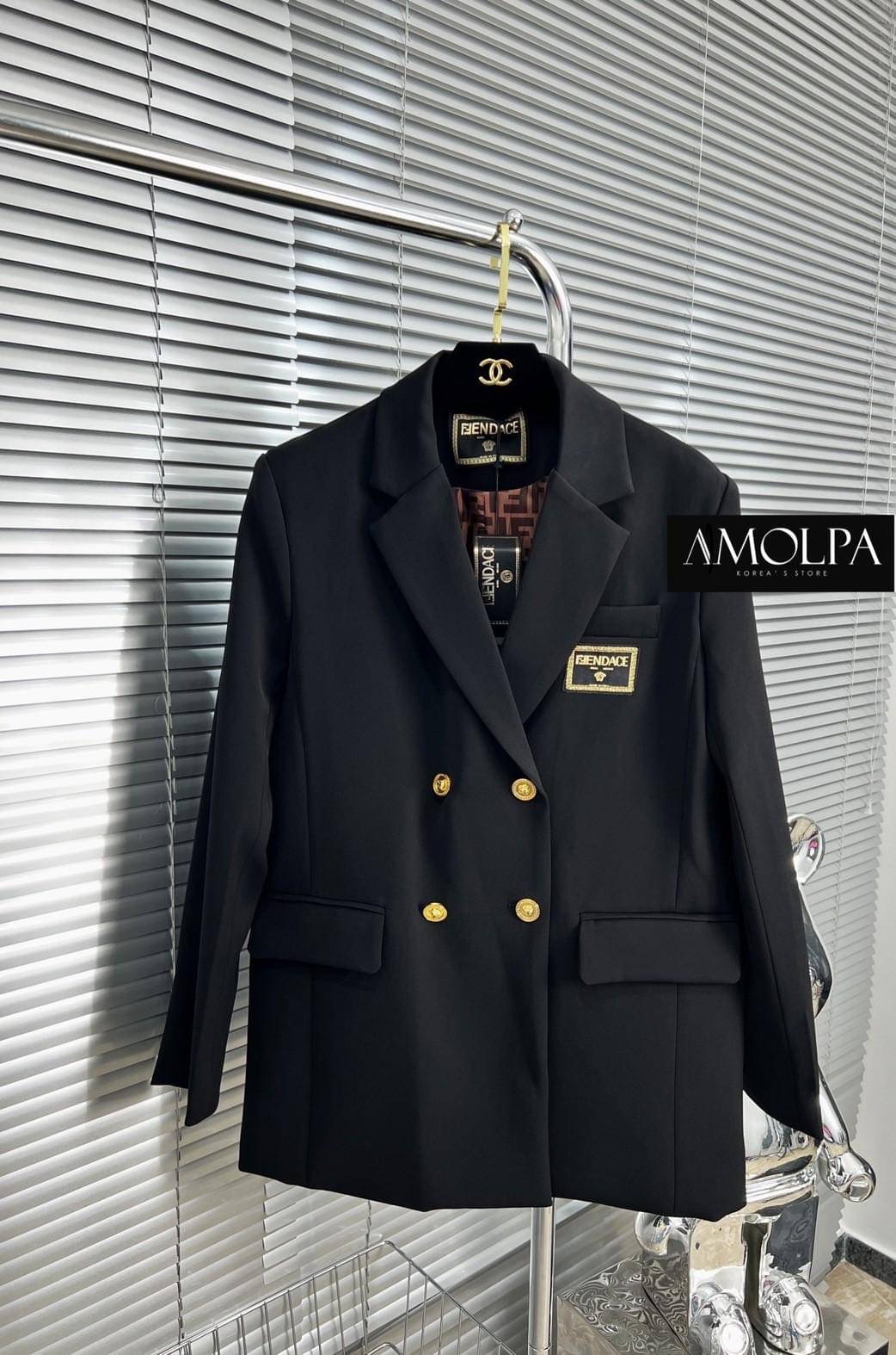 พร้อมส่ง!!! มาต่อที่ สูท BLAZER งาน FENDIxVERSACE BLAZER ผ้านางดีเริ่ดดด ซับในอย่างดี ใส่แล้วต๊าซมาก สวยหรู ไฮโซ อย่าลืมจัด นะคะ งานดีมากกก ผ้าหนักกคุ้มราคาสุดๆ !! !! งานสวยงานดีต้องแบรนด์AMOLPA เท่านั้น !!