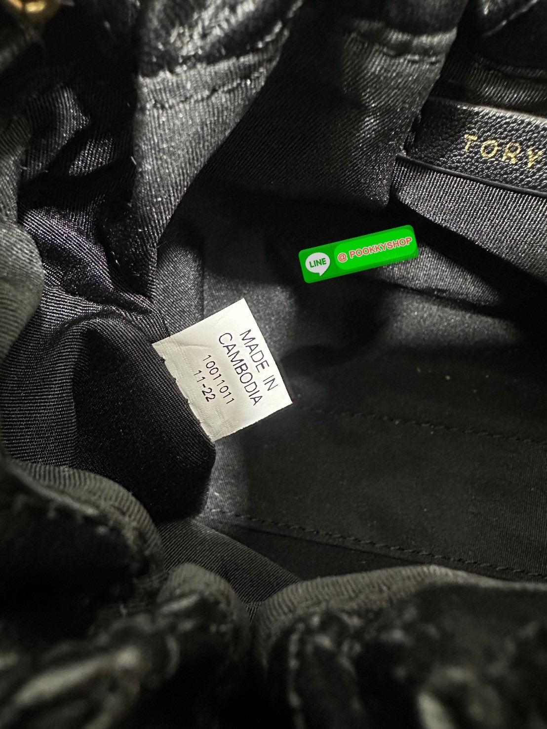 Tory Burch Fleming Drawstring Bag ผลิตจากหนังนิ่ม ตกแต่งด้วยลายไดมอนด์และสายโซ่