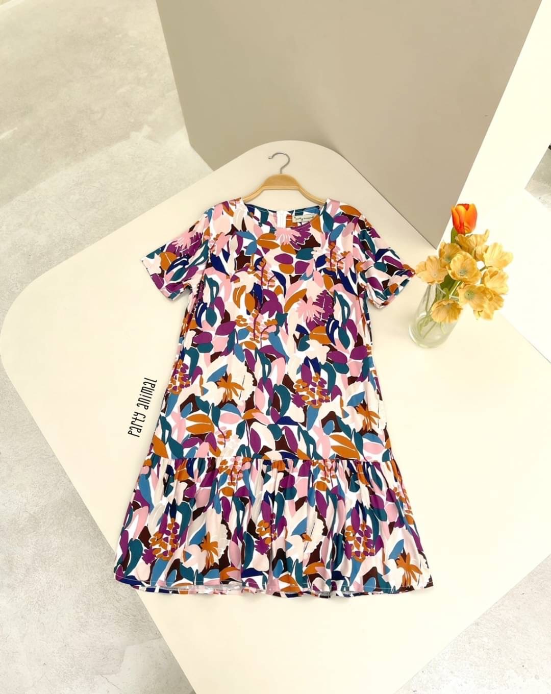 รอบนี้เป็นลายดอกไม้สีน่ารักมากค้าา เดรสคอกลมทรงแขนสั้นต่อชายระบาย ทรงน่ารักใส่ได้บ่อยๆค่ะ ผ้า cotton เนื้อนุ่มใส่สบายค่ะ มีซับในตัวให้ด้วย ซิปหลัง มีกระเป๋าล้วงด้านข้าง มาพร้อมสายผูกเอวค้า