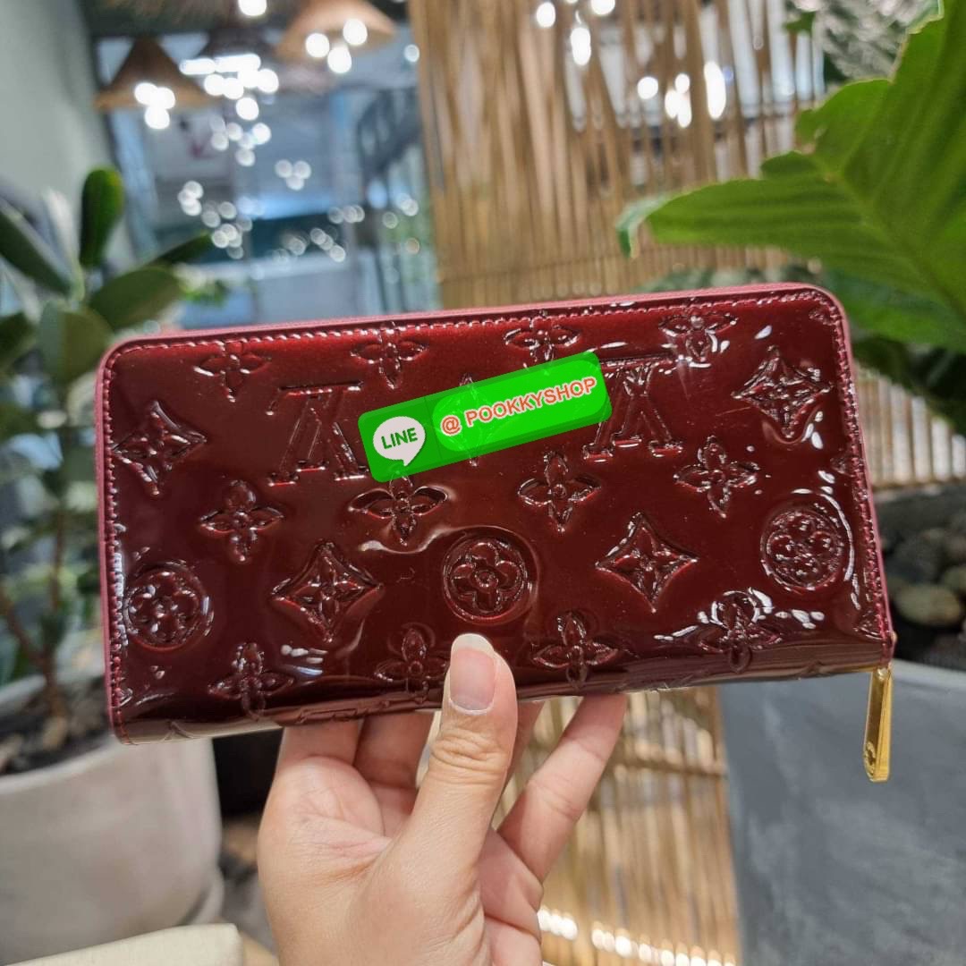 NEW IN!! LV long zip wallet with gwp กระเป๋าสตางค์พรีเมี่ยมกิ๊ฟ ดีไซน์ล่าสุด หนังแก้ววิบวับ หรูหรามาก ใบยาวขนาดกำลังเหมาะมือ ถือแล้วขับผิว ถือออกงานก็คือเลิศ วัสดุหนังแก้วเคลือบผิวกลิตเตอร์ เล่นกับแสงสวยมาก เปิด-ปิดด้วยซิปรอบ ภายในมีช่องใส่บัตรเยอะมาก มีช
