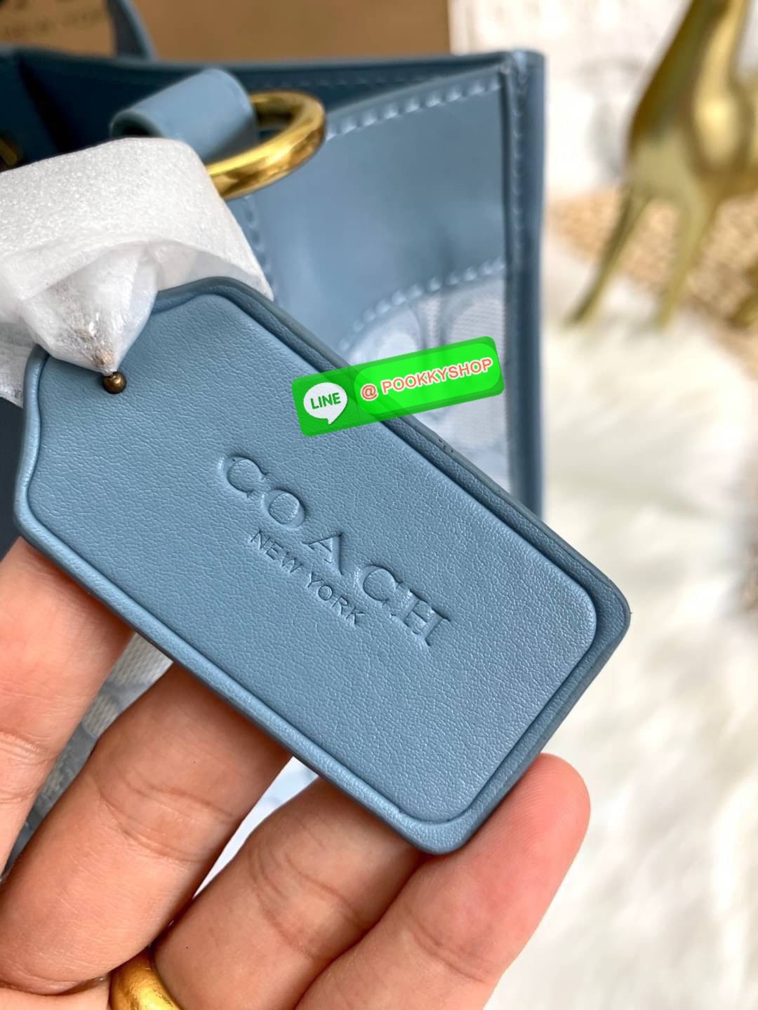 COACH TOTE FIELD JACQUARD BAG ((C3282)) กระเป๋าหิ้ว//สะพายข้าง JacquardลายC+หนังแท้ สวยงามลงตัวมากๆค่ะ ปากกระเป๋าเปิดปิดแบบกระดุมแม่เหล็ก ภายในกว้าง สาวๆที่สัมภาระเยอะบอกเลยเหมาะมากค่ะ