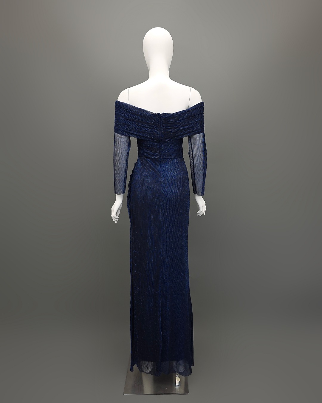 แม็กซี่เดรสเสื้อแขนยาวเปิดไหล่ กระโปรงยาว