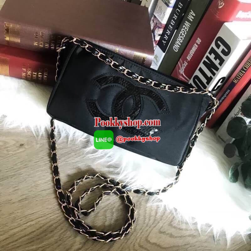 ไอเท็มแนะนำ! รุ่นใหม่ล่าสุด Chanel Cosmetic Cluth Bag With Chain กระเป๋าถือหรือสะพายพรีเมี่ยมเเท้จาก Chanel Cosmetic Counter VIP Gift วัสดุ Nylon&Polyester 100% สีดำประดับโลโก้แบรนด์วิ้งๆสวยหรูดูดี เปิดปิดด้วยซิป หัวซิปแบรนด์อะไหล่ทอง ซับในสกรีนโลโก้ ภายใ