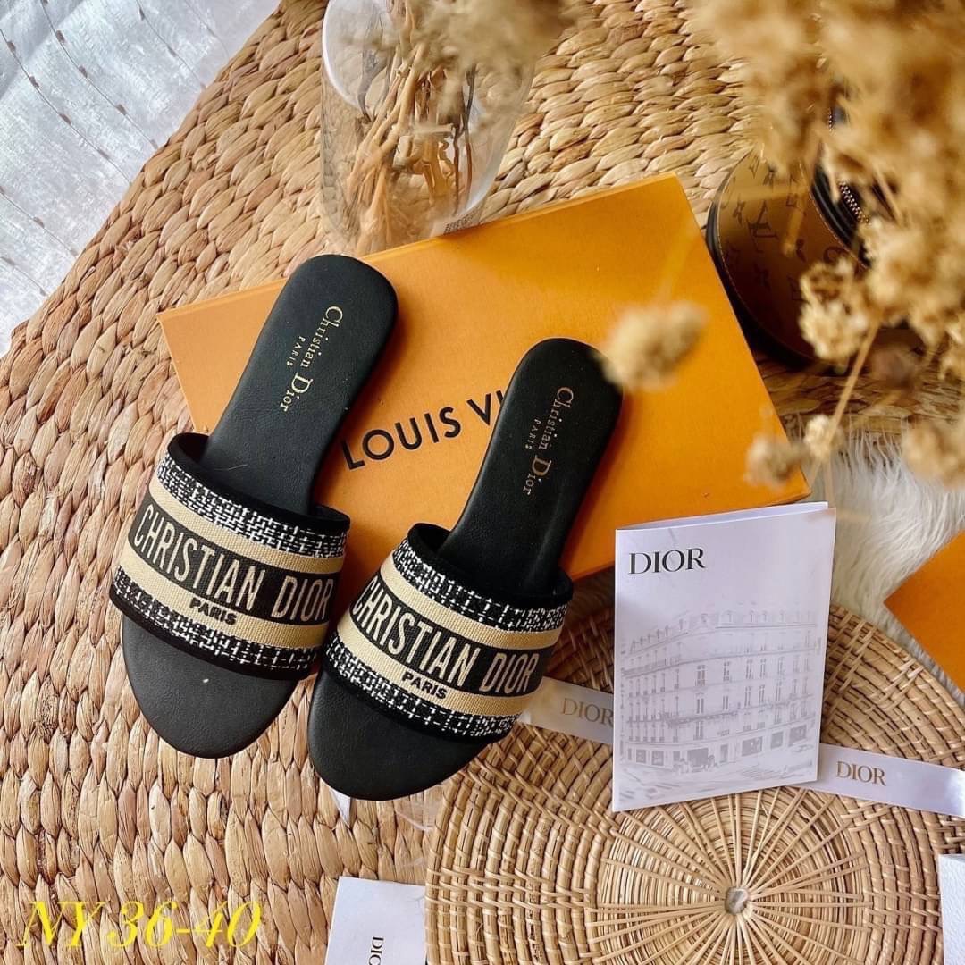 งานแตะ คาดChristian Dior สวยม้ากค่า พื้นนิ่มสุดๆน้า มาใหม่ค้า พื้นปั๊ม ใส่สบายจ้า