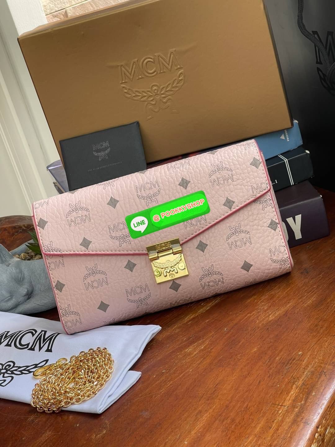 MCM Millie Flap Crossbody In Visetos ในฐานะตำนานที่ยังคงอยู่ กระเป๋าจากคอลเล็กชั่น Millie นี้ มีเรื่องราวของ MCM แทรกซึมอยู่ในทุกองค์ประกอบ กระเป๋าใช้งานแบบCrossbody โดยฝาปิดกระเป๋าตัดเย็บจากผ้าใบเคลือบผิวพิมพ์ลาย Visetos (Visetos Canvas) ถือเป็นไอเทมในฝั