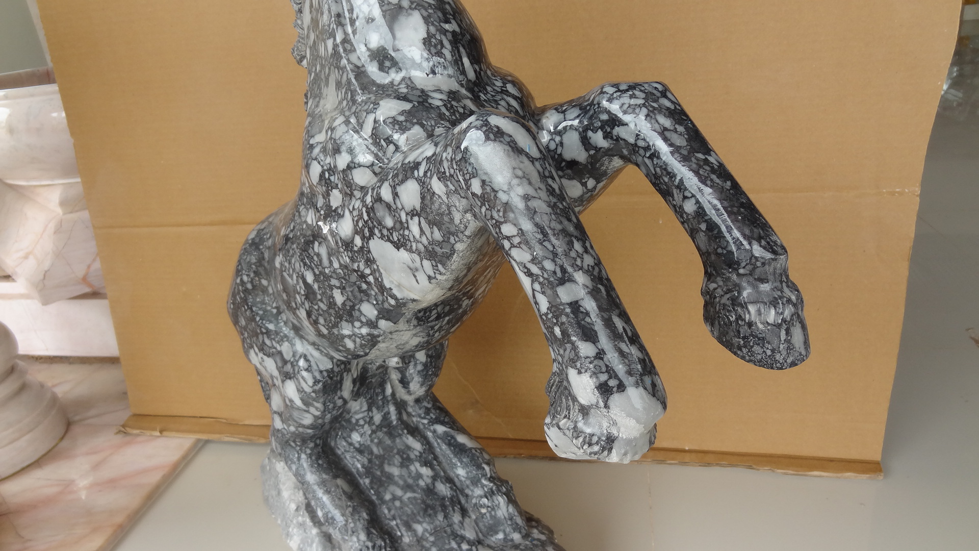 ม้าดำพยศ หินอ่อนแกะสลักขนาด สูง 70 กว้าง 55 เซนติเมตร (1 คู่ )