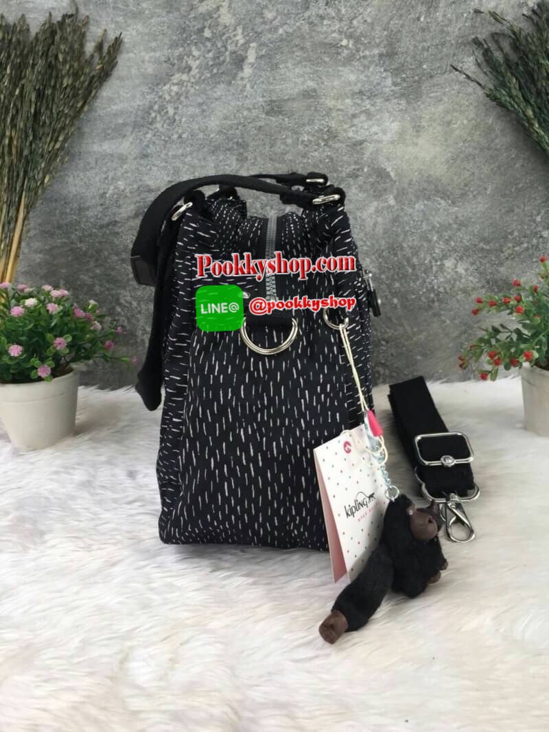 Kipling กระเป๋าสะพาย รุ่น Elysia กระเป๋าสะพาย KIPLING มาพร้อมดีไซน์ทันสมัย และสามารถใช้งานได้อย่างดี เข้ากับทุกการแต่งตัว โดดเด่นด้วยพื้นที่ภายในและช่องต่างๆ ที่ให้คุณจัดเก็บของสำคัญได้ครบถ้วน สามารถสะพายได้หลายแบบ ตามที่คุณต้องการ - สายสะพายสามารถปรับและ