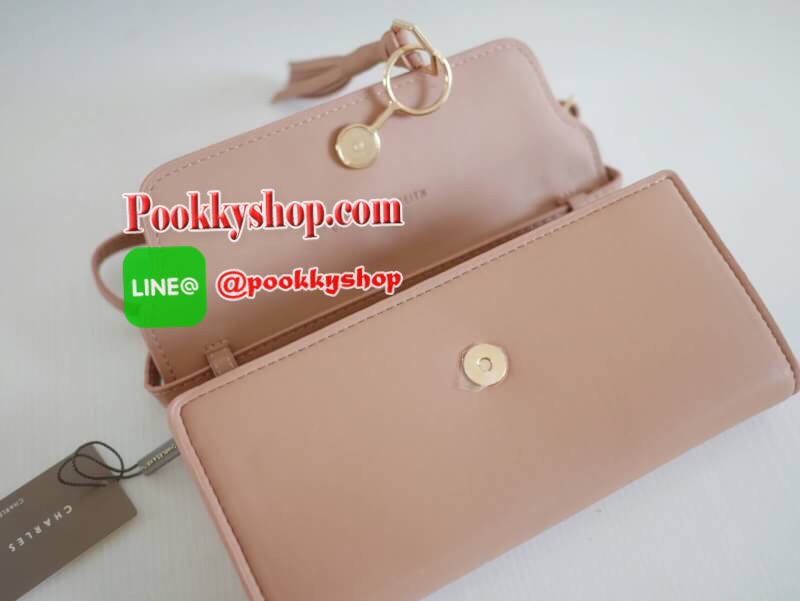 กระเป๋าสตางค์ยาว พร้อมสายยาว รุ่นใหม่ 2018 ยี่ห้อ CHARLES & KEITH ชนชอปสิงคโปร์ กระเป๋าเงิน หนังเรียบ และหนังกลับ ดีไซน์สลับแบบทูโทน สวยมากๆค่ะ มาพร้อมสายยาว สะพายข้างยาว สามารถถอดเก็บได้ด้วยนะคะ เหมาะกับทุกๆวัน เลยจร้า รุ่นใหม่ชนชอป รีบสั่งนะคะ สินค้าจำน