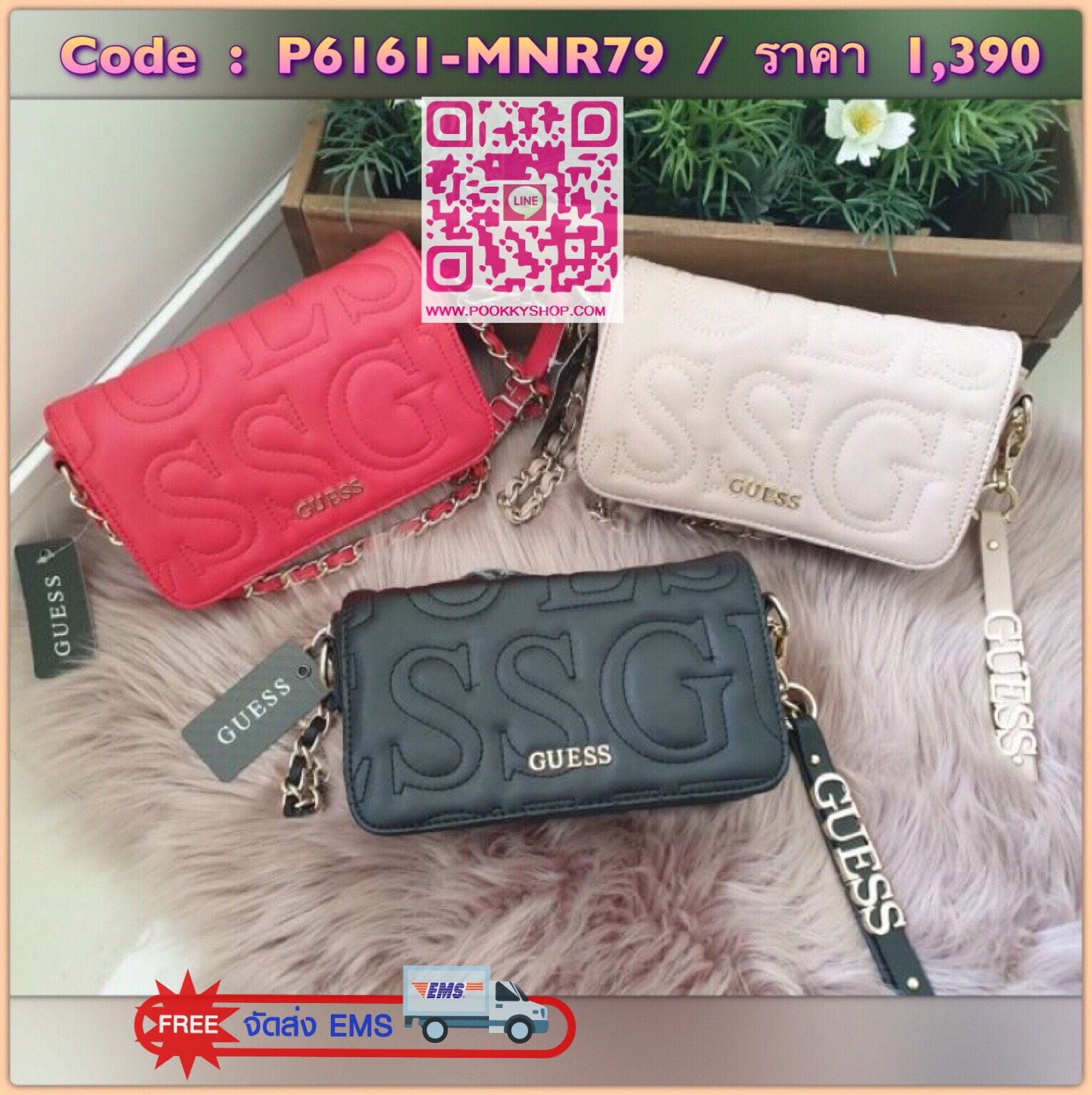 Guess Woman's Crossbody Bag กระเป๋าสะพายข้าง รุ่นนี้มีสายคล้องมือเป็นพวงกุญแจ สามารถถอดออกได้ และมีดีเทลเก๋ๆ ที่คล้องมือเป็นโลหะชื่อแบรนด์ร้อยหนัง สามารถเคลื่อนได้ในสาย เปิดปิดด้วยกระดุมแม่เหล็ก ด้านในเป็นช่องกว้าง บุผ้าลายแบรนด์ มาพร้อมสายสะพายยาวโซ