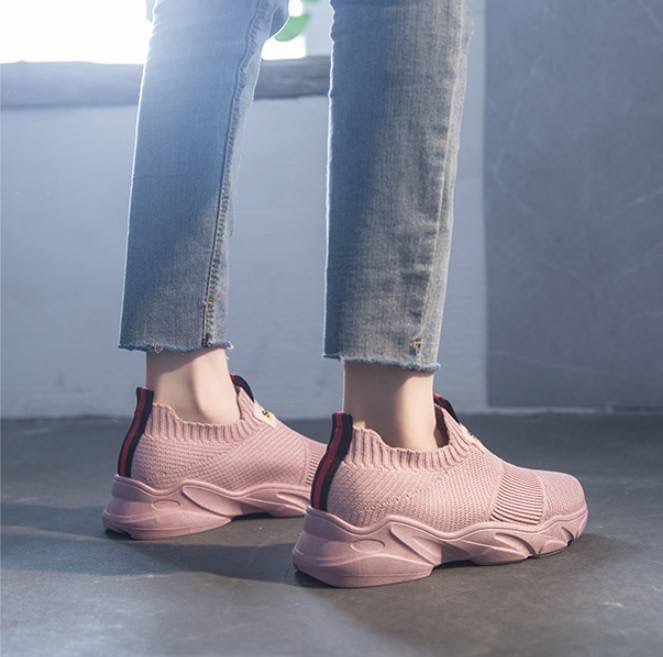 รองเท้าสลิปออนนุ่มๆเพื่อสุขภาพ ทรงสปอร์ต แฟชั่นมาแรง ไม่อยากให้พลาดเลยสำหรับรุ่นนี้ !! วัสดุผ้าทอเนื้อหนานุ่มขึ้นทรง ใส่สบาย กระชับ ยืดหยุ่นมากๆ ดีไซน์สวยเก๋ พื้นยาง 1.5 นิ้ว เดินสบายไม่เมื่อยเท้า ทรงอูมไม่บีบอัดหน้าเท้า ใครได้ใส่ต้องหลงรักแน่นอน คู่เดียว