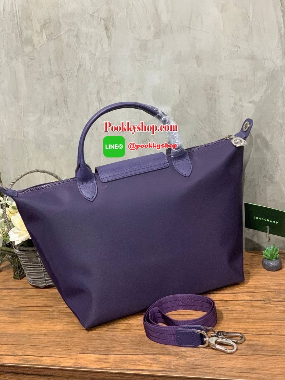 Longchamp Le Pliage Neo Size M มาพบกับกระเป๋ารุ่นยอดนิยม ที่สาวๆ ต้องมีไว้เก็บไว้สักใบ กระเป๋าโท้ทใบนี้ มาพร้อมกับสีที่มีสไตล์เรียบง่าย มีสายสะพายยาวช่วยให้คุณสามารถสะพายไหล่ได้อย่างสบาย ในขณะที่ที่ปิดแบบซิปช่วยให้คุณมั่นใจได้ว่าของด้านในมีความปลอดภัย Le