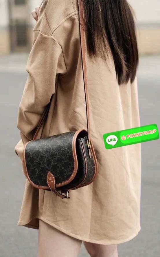 🔆 Model CELINE FOLCO SHOULDER BAG IN TRIOMPHE CANVAS 🔆 Details รุ่นยอดฮิต ขายดีไม่มีตก กับกระเป๋าสะพายข้าง ทรงสวยโดดเด่นเป็นเอกลักษณ์ ดีไซน์โค้งมนสวยงาม เปิด-ปิดกระเป๋าด้วยสายหนัง สายสะพายในตัว ปรับได้ ภายใรเป็นช่องโล่ง แบ่งสัดส่วนไว้อย่าง