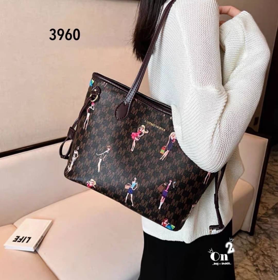 NEW-IN 🤎 Tote bag ทรงนี้จุได้เยอะมากๆค่า ใส่ I Pedได้นะคะ มาใหม่ ลายนี้หรู ดูแพงค่ะ แนะนำสุดๆค้า จุได้เยอะ