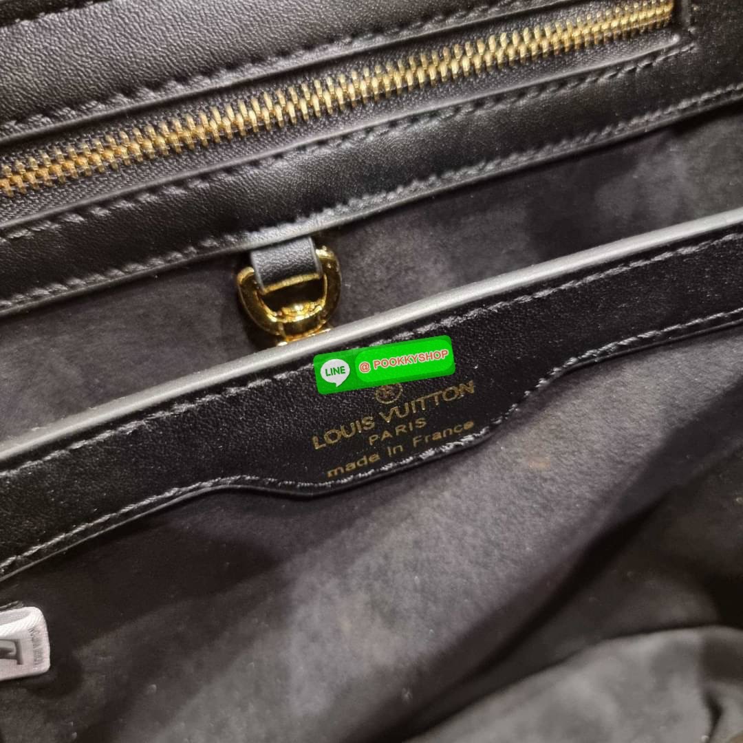 NEW IN!! LV capucines top handle วีไอพีพรีเมี่ยมกิ๊ฟจากเคาน์เตอร์ ที่สุดของความสวยในราคาเบาๆ กระเป๋าถือสุดหรู ดีไซน์ทรงคลาสสิค พร้อมลวดลายหรูหรา มาพร้อมหูจับในตัว ด้วยรูปทรงวินเทจและวัสดุหนังแท้ ขับผิว ทำให้ไอเท็มนี้สะกดทุกสายตาจริงๆ และยังมีลูกเล่นที่ฝาป