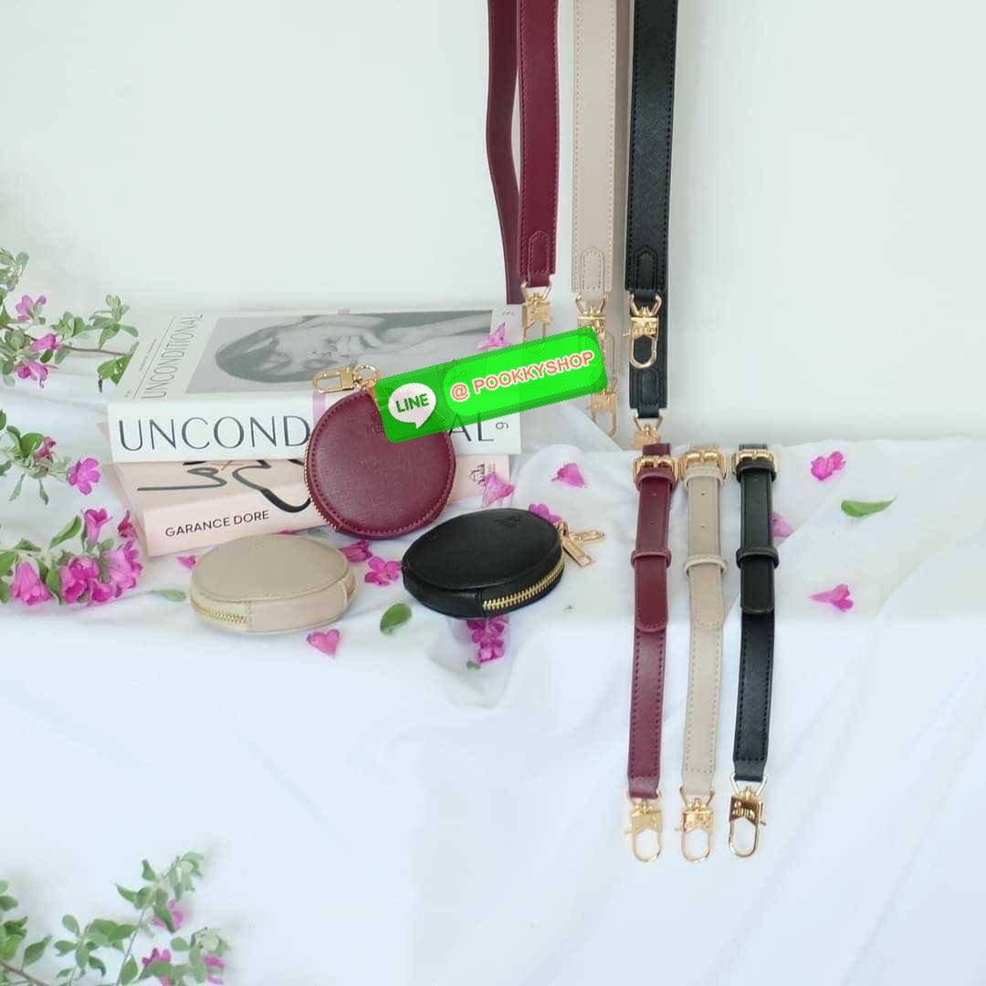 รุ่น KANNY with zipper รุ่นนี้พัฒนาต่อยอดมาจากรุ่น KANNY คอลเลคชั่นเดิมที่เป็นหนึ่งรุ่นที่ขายดีของทางแบรนด์เพราะเป็นกระเป๋าที่ฟังชั่นตอบโจทย์การใช้งานมากที่สุด 📍ตัวกระเป๋าน้ำหนักเบามาก 📍ทำจากไนล่อนนาโนกันน้ำ 📍ทำช่องแบ่งเก็บด้านใน ใ