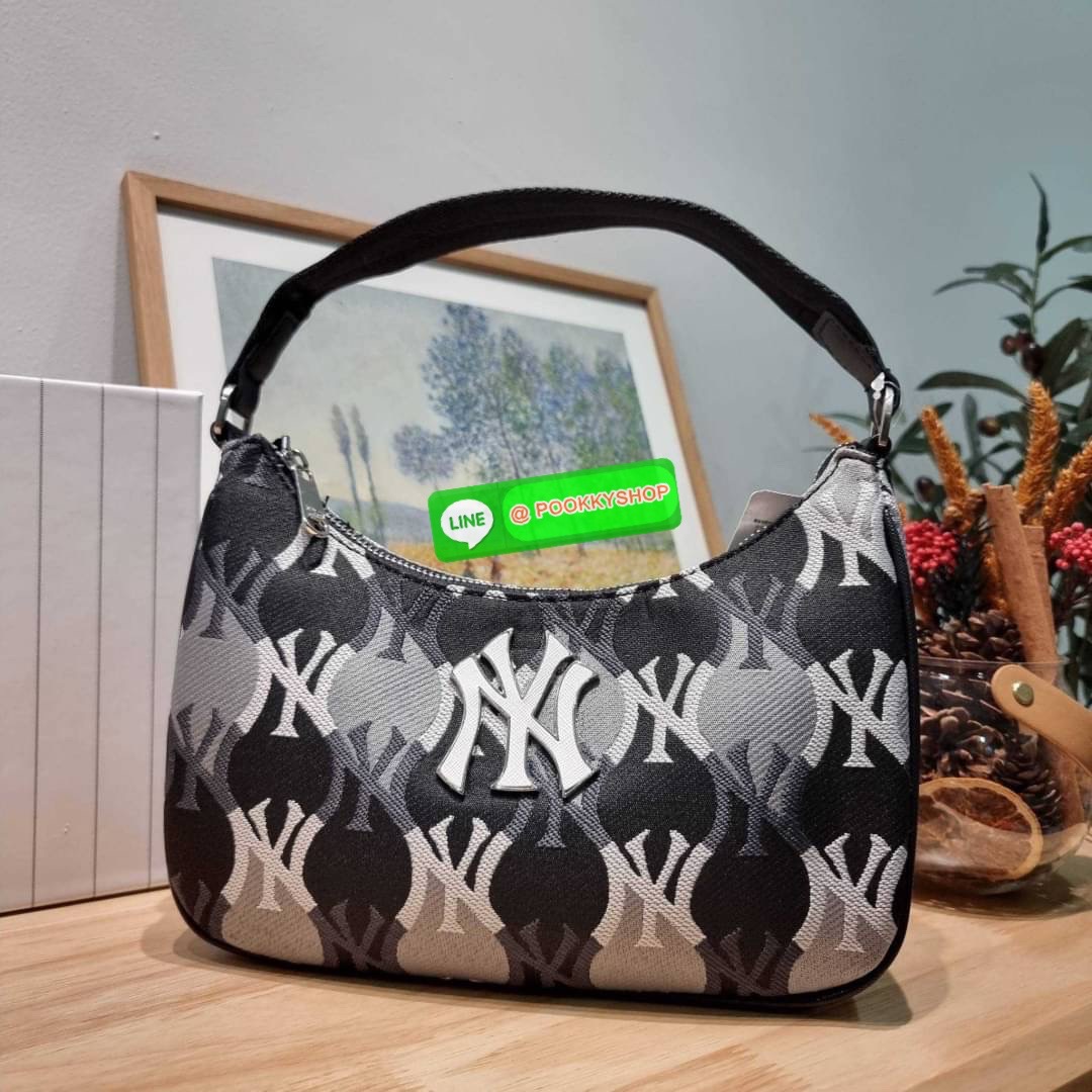 MLB MONOGRAM HOBO BAG สวยไม่ซ้ำ ใหม่ก่อนใคร กับแบรนด์จากเกาหลีเกาใจ น้องใหม่มาแรง!! กับกระเป๋าทรงพอช ที่ใช้งานได้ง่ายมากๆ ขนาดกำลังดี ดีไซน์ลวดลายโมโนแกรมเอกลักษณ์ ลงบนผ้า jacquard ได้อย่างลงตัวและสวยงาม มาพร้อมสายคล้องในตัว และสายครอสแบบสปอร์ต ทนทาน จึงส