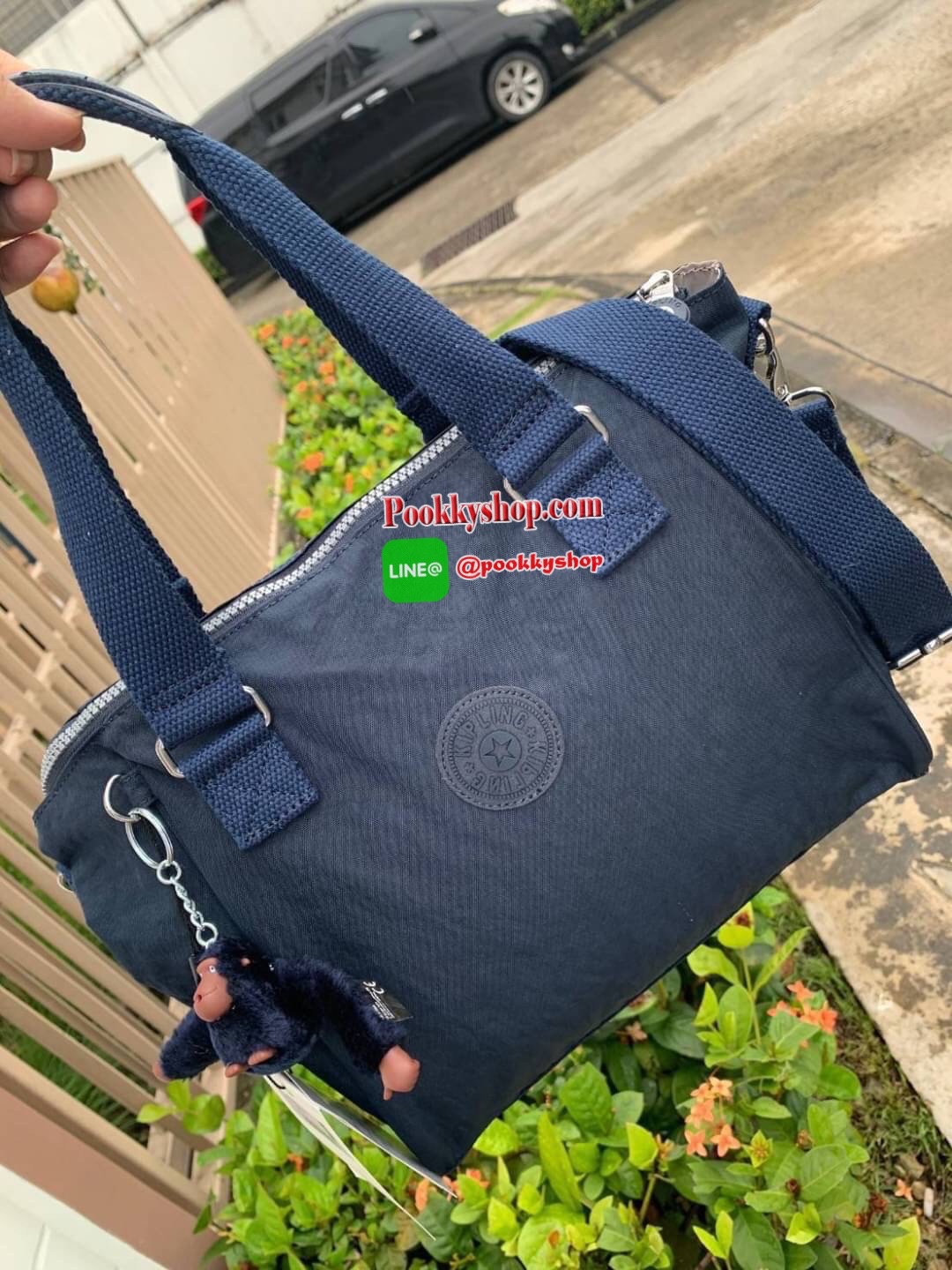 Kipling women’s amiel handbag (k15371) กระเป๋าถือหรือสะพายข้างได้ วัสดุpolyamide100%เปิดปิดกระเป๋าแบบซิปเดียว ภายในมีฐานกว้าง มีช่องซิป ช่องเล็กแยกเป็นสัดส่วนพร้อมสายห้อยกุญแจ ด้านหลังกระเป๋ามีช่องซิปยาวหนึ่งช่องใช้งานได้จริง มาพร้อมสายสะพายถอดออกได้ ปรับ