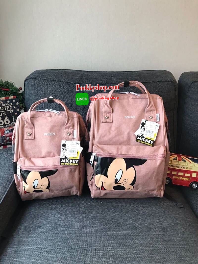 ANELLO MICKEY LIMITED EDITION DT-G001รุ่น Classic เป็นการทำงานร่วมกันระหว่าง Anello กับDisneyอีกครั้ง ภายใต้ตัวการ์ตูนมิกกี้ คอลเลคชั่นพิเศษ กระเป๋าเป้สะพายหลัง วัสดุ polyester ที่มีความหนาแน่นสูงที่เป็นที่นิยม พิมพ์โลโก้Anelloสีขาวบนด้านบนหน้ากระเป๋า ให้