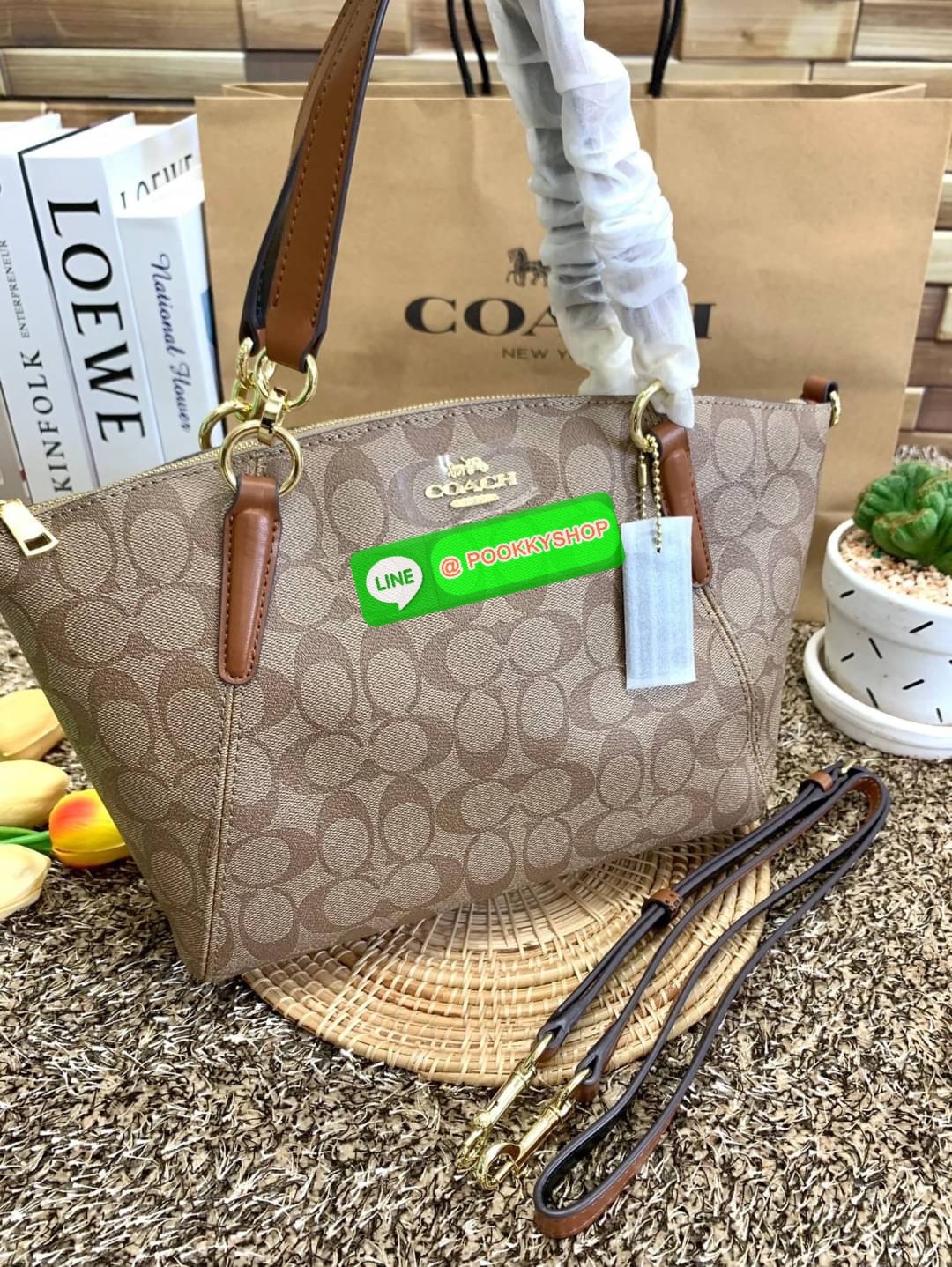COACH 28989 KELSEY IN SIGNATURE CANVAS SHOULDER BAG กลับมาอีกครั้ง คุณภาพเต็ม100 เหมือนเดิม ไม่หักเลยจ้าา กระเป๋าทรงพัด หิ้วหรือสะพายข้างได้ หนังแท้ลายแคนวาส หนังนิ่มมากๆ สัมผัสแล้วคือใช่เลยจ้าา! เปิด-ปิดกระเป๋าแบบซิป ปากกระเป๋ากว้างหยิบจับสัมภาระง่าย ภาย