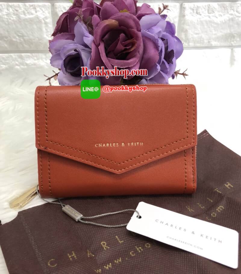 New!!! CHARLES & KEITH SMALL ENVELLOPE WALLET BAG สีออกใหม่ปี 2018 โลโก้ อะไหล่ทองค่ะ!!! พร้อมส่งสินค้าเข้าใหม่ค่ะ!!! กระเป๋าสตางค์ใบสั้น ขนาดกำลังดี หนังเรียบ ด้านหน้าปั้มโลโก้แบรนด์ เปิดปิดช่องหลักแบบแม่เหล็ก ด้านในมีช่องใส่บัตรได้ถึง15 ช่อง เยอะมากค่า