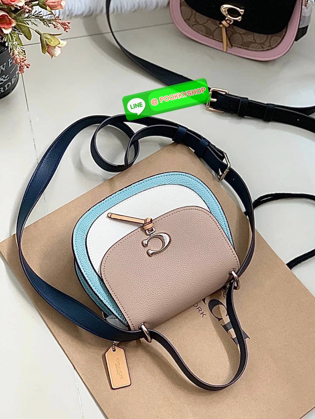COACH REMI SADDLE BAG IN COLORBLOCK ((1330)) พร้อมส่งที่ไทยอีกครั้ง! กระเป๋าสะพายข้าง//ครอสบอดี้ร์//หรือทบเป็นสายคู่สะพายไหล่ได้ค่ะ แล้วแต่ชอบเลยค่ะ! วัสดุหนังแท้ ลายหนังสวยมากๆค่ะรุ่นนี้ หลงรักแน่นอน💋 🎀ด้านหน้ามีอะไหล่โลโก้ตัวC มีพู่ห้อยน