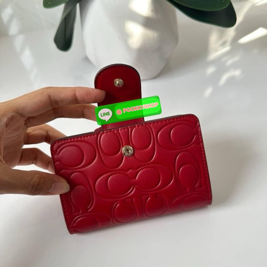 Coach Medium Corner Zip Wallet With Signature Leather 🔖กระเป๋าตังใบกลาง คอลเลคชั่นใหม่ หนังนิ่ม ลายC นูน สวยมาก 🔖วัสดุ: หนังแท้ 🔖เปิด - ปิดแบบกระดุม มีช่องใส่แบงค์ ใส่ธนบัตรได้ทุกชนิด ช่องใส่บัตร ใส่เหรียญ