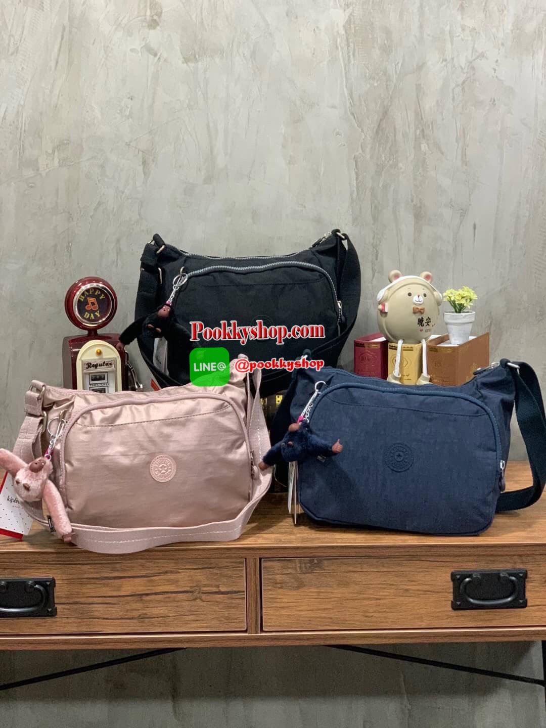 Kipling CAI Quilted Handbag with Extendable Strap อีกหนึ่งคอลเลคชั่นของMaydayมาในรูปแบบสะพายไหล่หรือสะพายข้าง มีช่องซิปใช้งานหลายช่อง ช่องใหญ่มีฐานกว้างสามารถจุของได้เยอะ ประดับพวงกุญแจเป็นเซ็ทของกระเป๋า สายสะพายปรับได้ฟรีไซส์ ขนาดกำลัง อีกหนึ่งรุ่นลิมิเต
