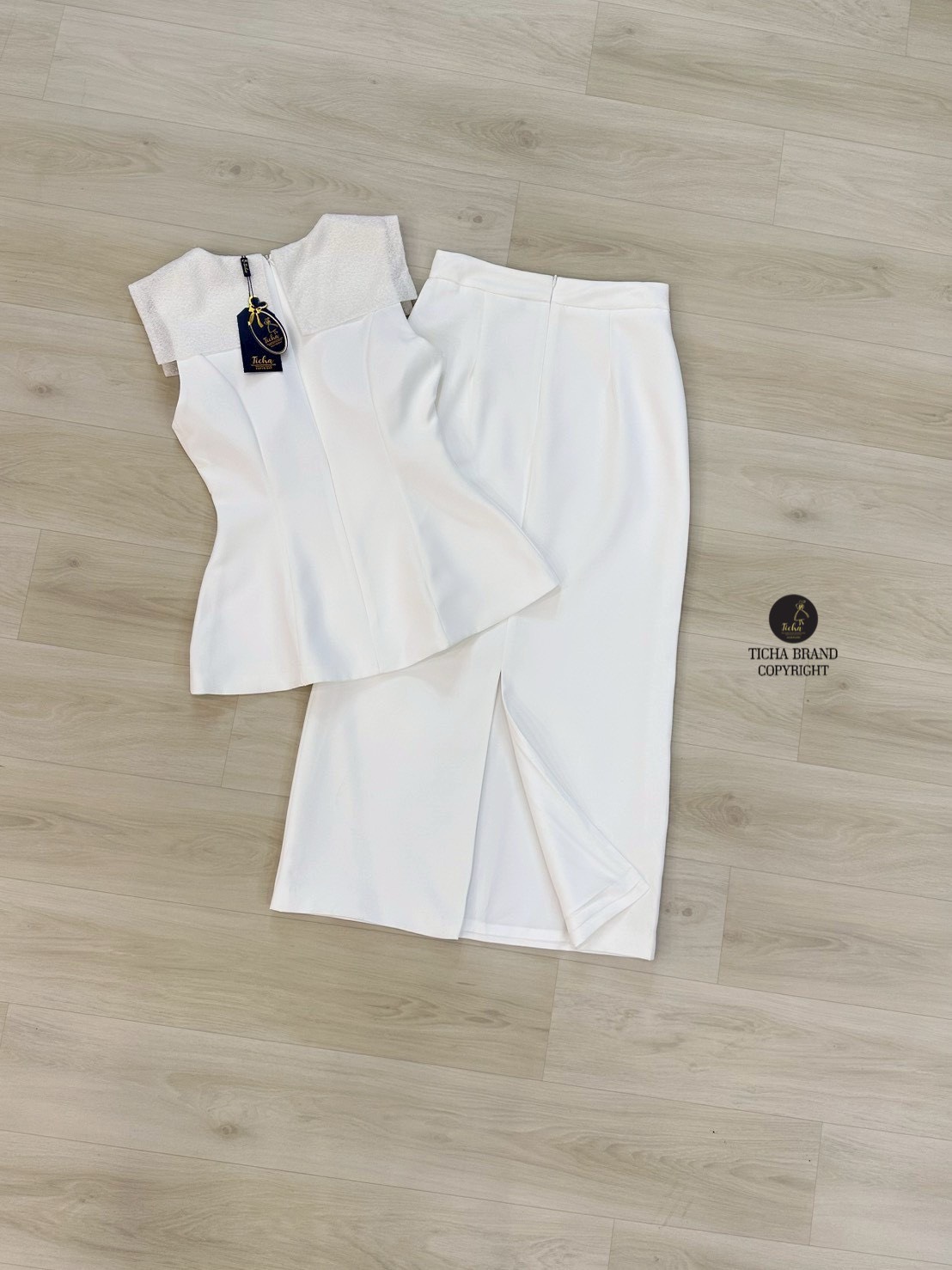 ชุดเซทแฟชั่นSet 2 ชิ้น เสื้อ+ กระโปรงยาว เสื้อแขนกุดสีขาวมีปกเสื้อแบบมีเท็กซ์เจอร์และแต่งอ่ะไหล่สีทอง
