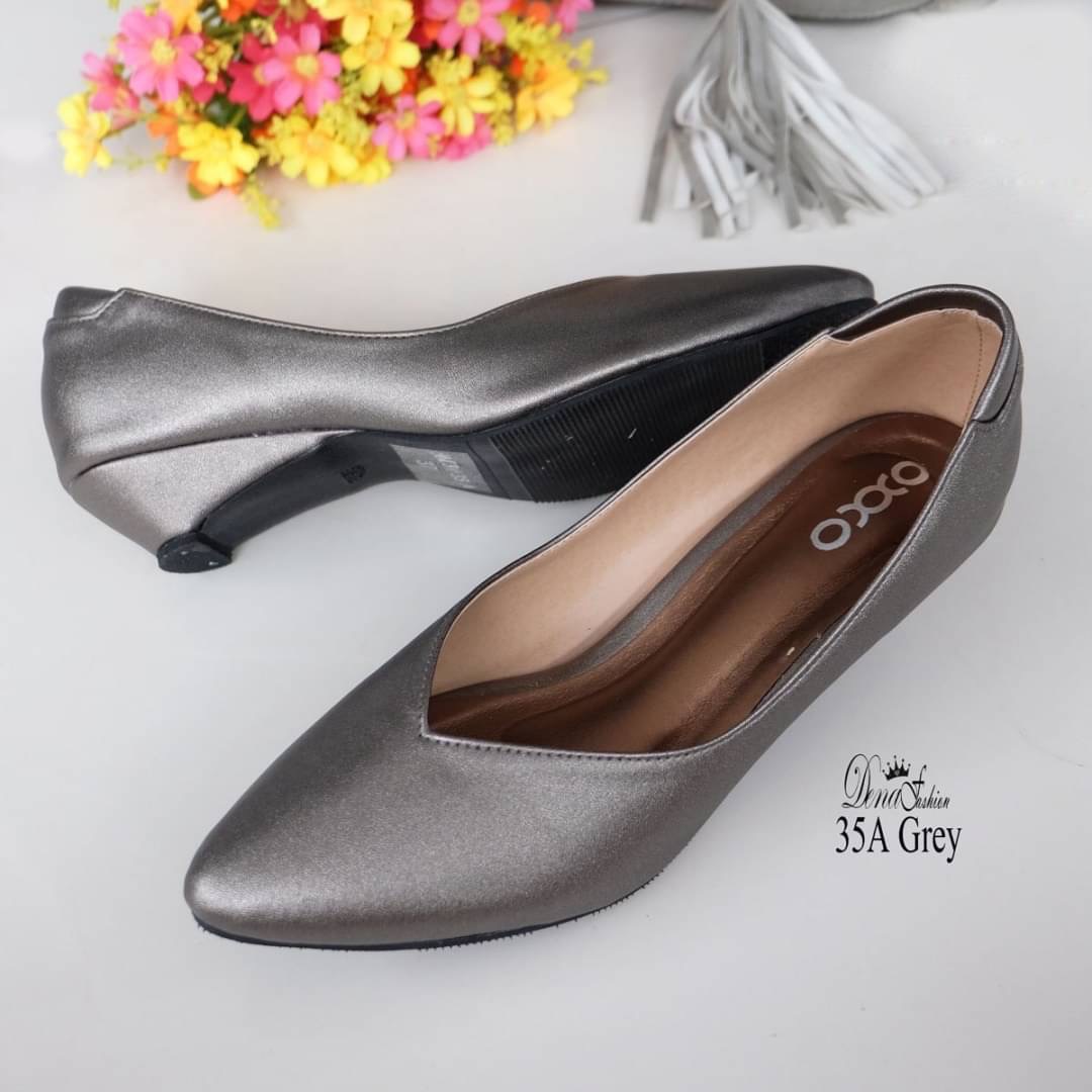 คัชชูหน้าวี ทรงสวยช่วยทำให้เท้าดูเรียวยาวขึ้น วัสดุหนังพียูให้ความเงาเล็กๆไม่มากจนไป ดูเรียบหรู