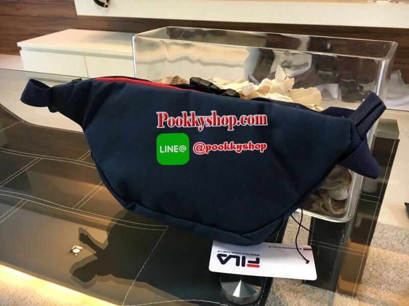 แบรนด์ Fila มาแรงสุดในช่วงนี้ ต้องยกนิ้วให้คะ!! พร้อมส่งรุ่นใหม่เหมาะกับทั้งผู้ชายและผู้หญิง เป็นอย่างยิ่ง กับกระเป๋าคาดอก / คาดเอว ทรงสวย จากแบรนด์สตีทสุดฮิต FILA ทรงฮิต วัสดุผ้า NYLON คุณภาพดี กันน้ำ100% ใส่ของได้หลากหลาย ตัวล้อคปั้มจมแบรนด์ ด้านในมาพร้